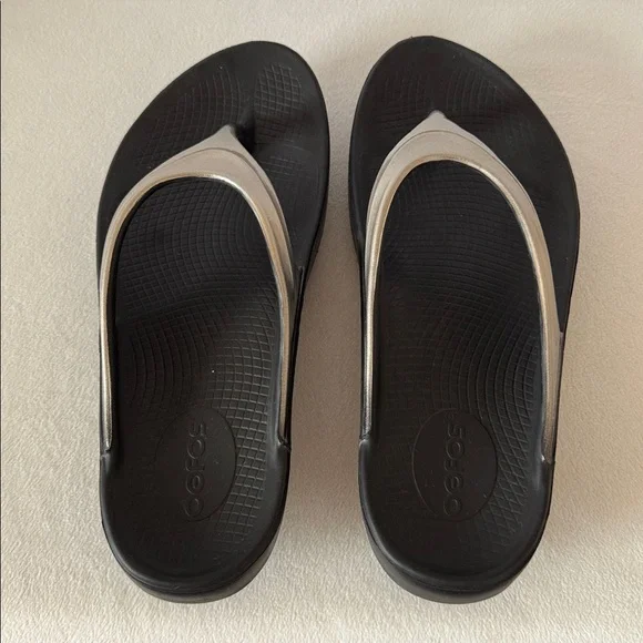 OOFOS flip flops - Picture 6 of 11